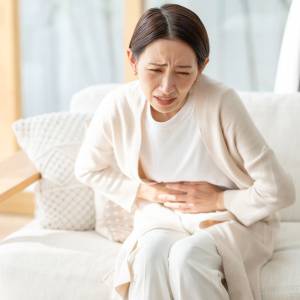 「食べ過ぎていないのになぜ…」→【更年期世代の胃もたれ対策】原因と今すぐ使える予防・改善体操