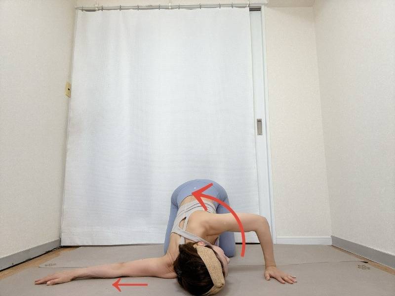 四つ這いから左腕を横に伸ばし、左肩を床に下して胸を開くストレッチ