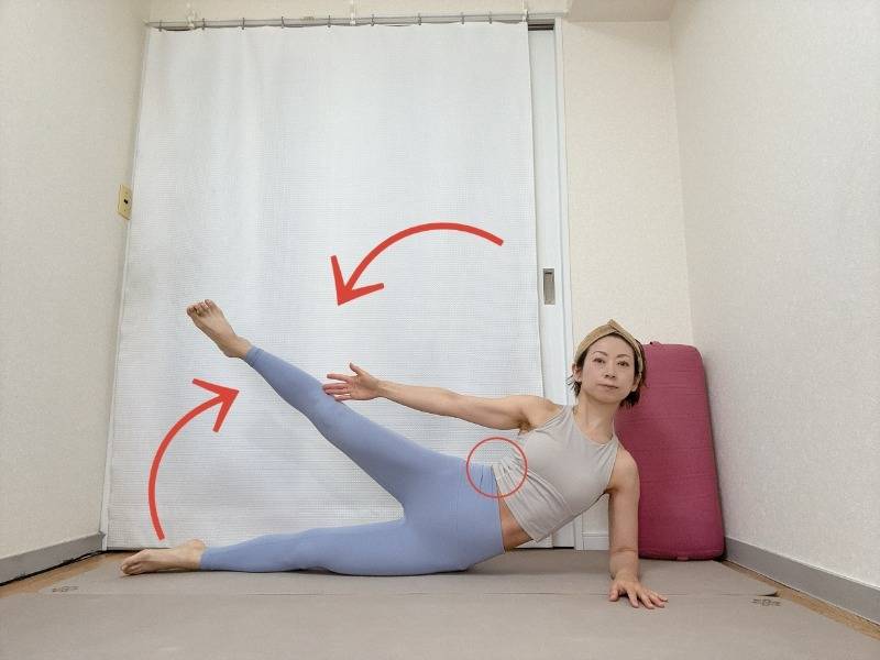 右を下にした横向き寝から、左脚と左手をタッチして左脇腹を縮めて絞るエクササイズ