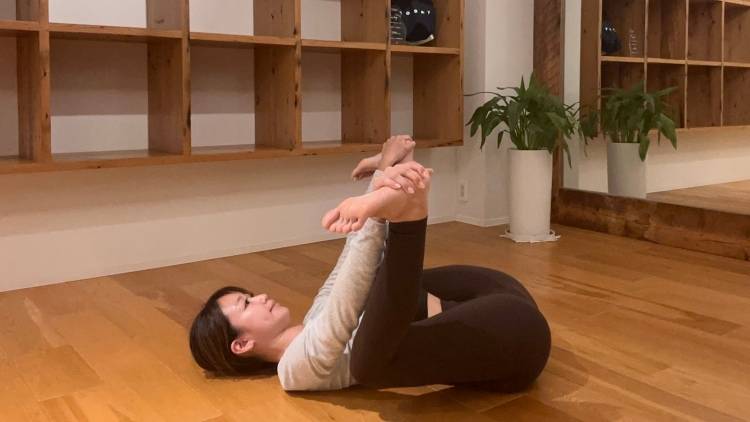 【寝転んだままOK】腰・股関節・背中がふわっと軽くなるハッピーベイビーのポーズ