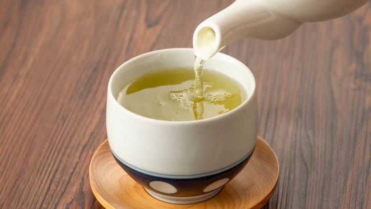 【忙しい朝に】緑茶にレモンをひと搾りで“脂肪燃焼×美肌”効果！作り方のポイントは？