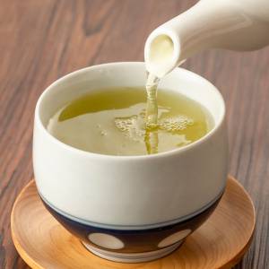 【忙しい朝に】緑茶にレモンをひと搾りで“脂肪燃焼×美肌”効果!作り方のポイントは?
