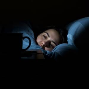 40代女性に急増する睡眠障害の正体｜更年期と自律神経の乱れを医師が解説