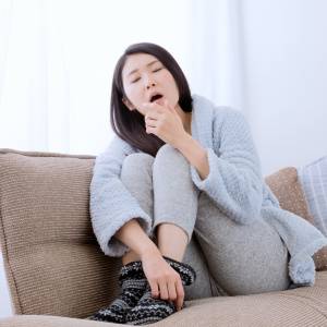 寝ても疲れが取れない…副腎疲労とは？ストレスとホルモンの関係を医師が解説