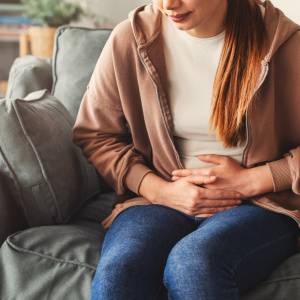 すぐお腹を下す・ガスがたまる…「過敏性腸症候群」40〜50代女性に急増するのはなぜ?医師が解説