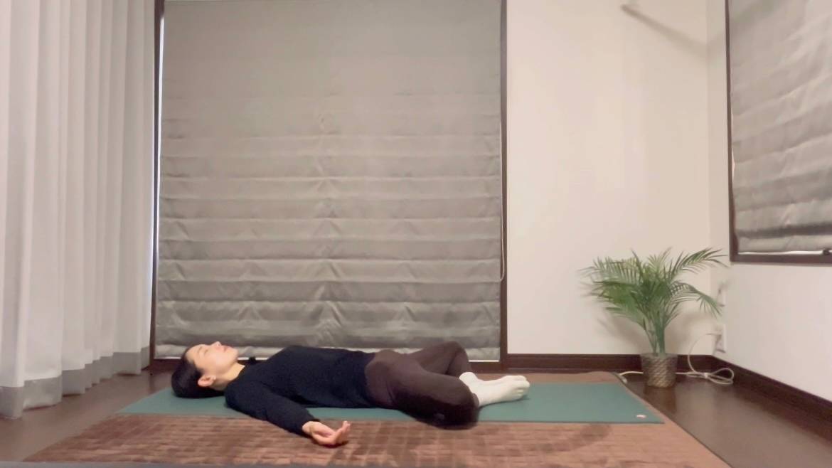 仰向けのがっせきのポーズ