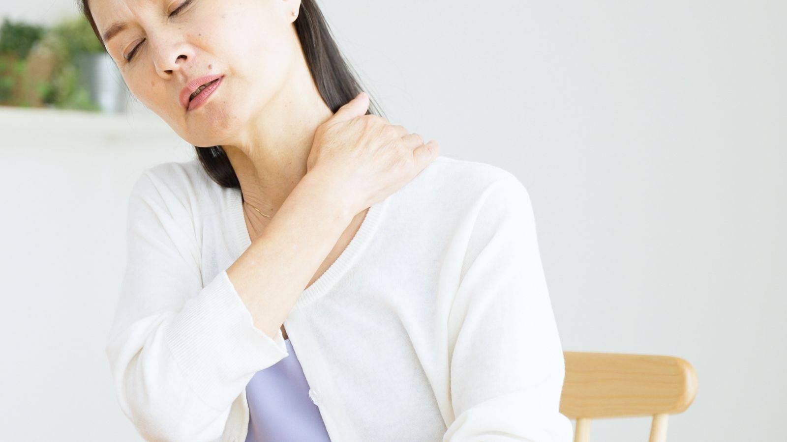 肩こりが取れないのは肩の外側が固いせい？三角筋をじんわり緩める“うつ伏せクロスアームストレッチ