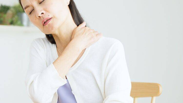 肩こりが取れないのは肩の外側が固いせい？三角筋をじんわり緩める“うつ伏せクロスアームストレッチ