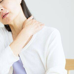 肩こりが取れないのは肩の外側が固いせい？三角筋をじんわり緩める“うつ伏せクロスアームストレッチ