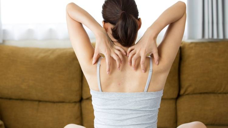 背中の肉が気になる40代へ。肩甲骨を継続的に動かすことで姿勢が変わる理由