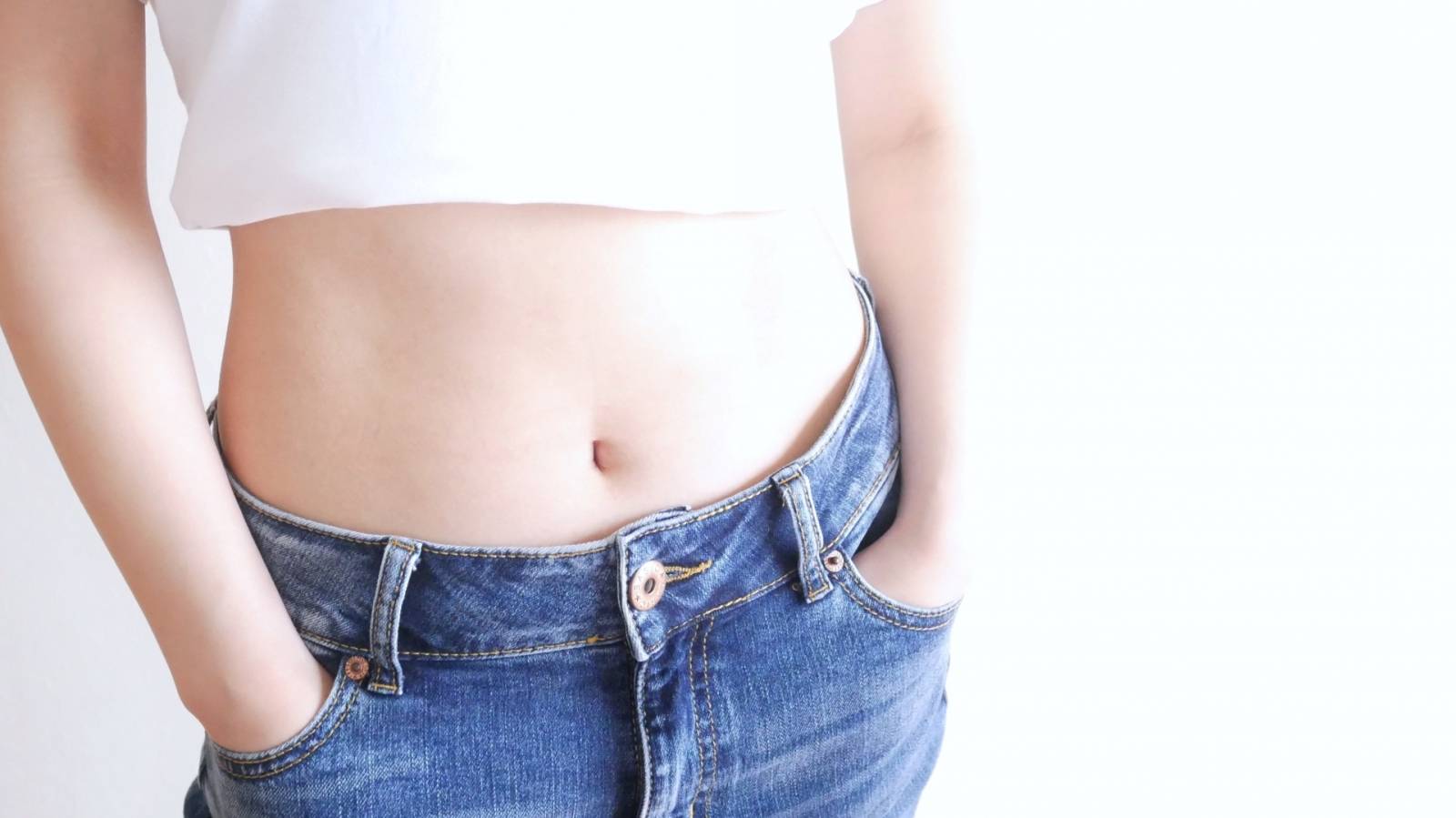 寝たままお腹痩せ｜実はぽっこりお腹より厄介な〈脇腹＆腰肉〉を削ぎ落とす簡単エクササイズ