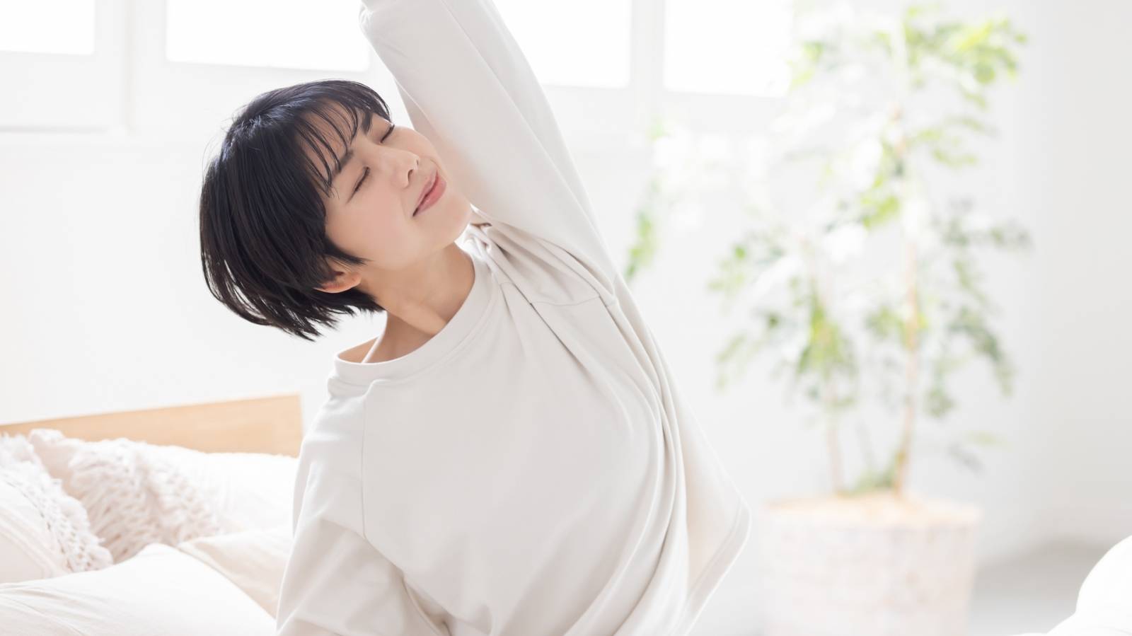 寝起きがつらい人必見！【寝起きにベッドの上でできる】ガチガチボディをほぐすゆるストレッチ