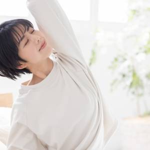 寝起きがつらい人必見!【寝起きにベッドの上でできる】ガチガチボディをほぐすゆるストレッチ