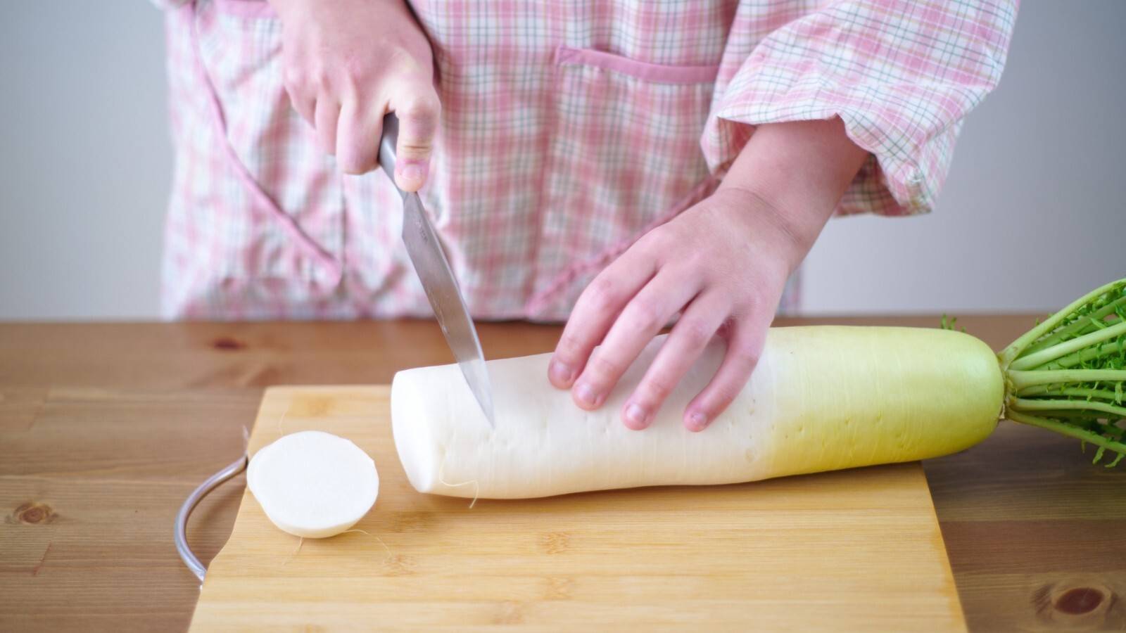大根を切っている様子