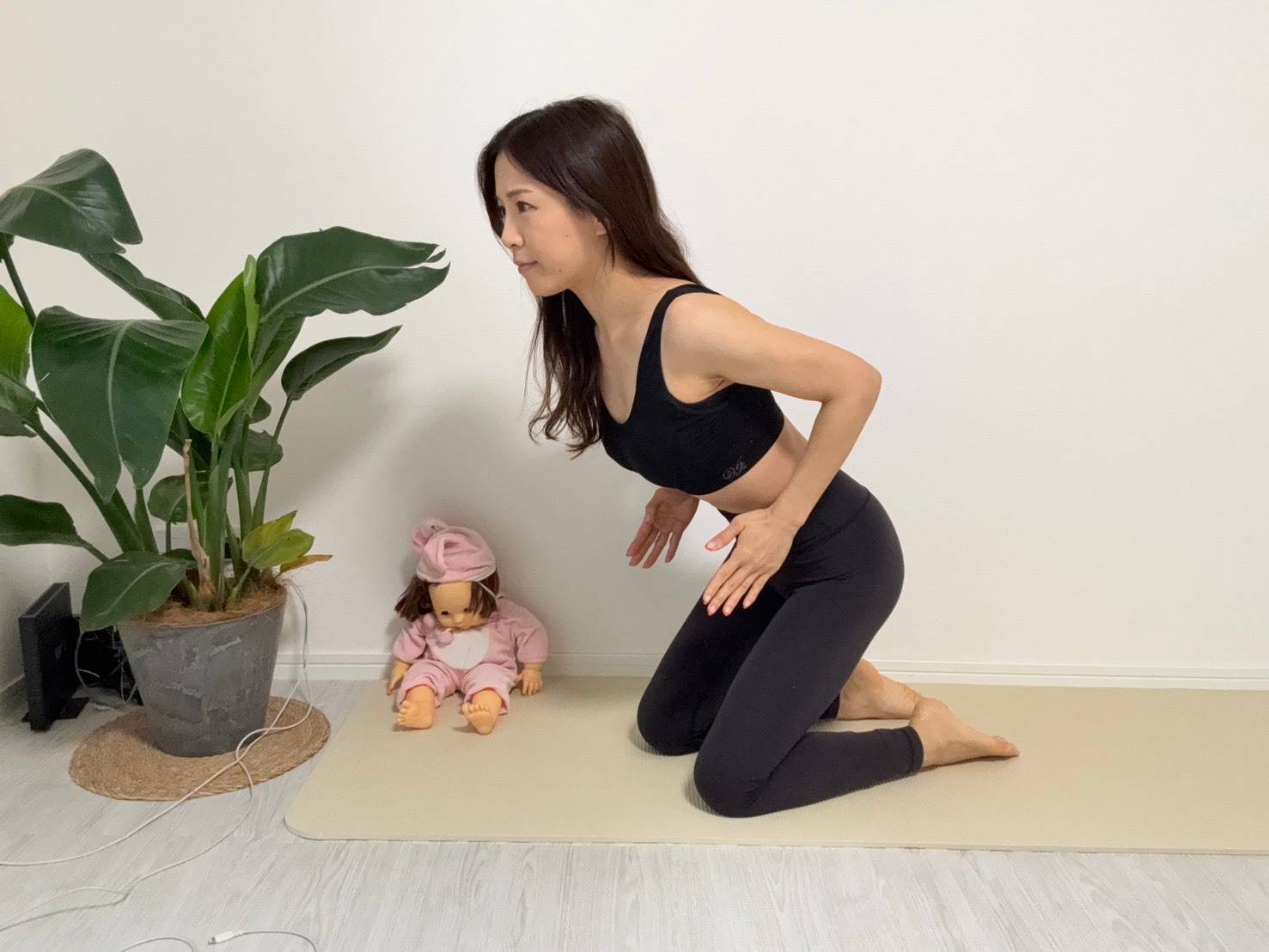 肘を後ろに引く