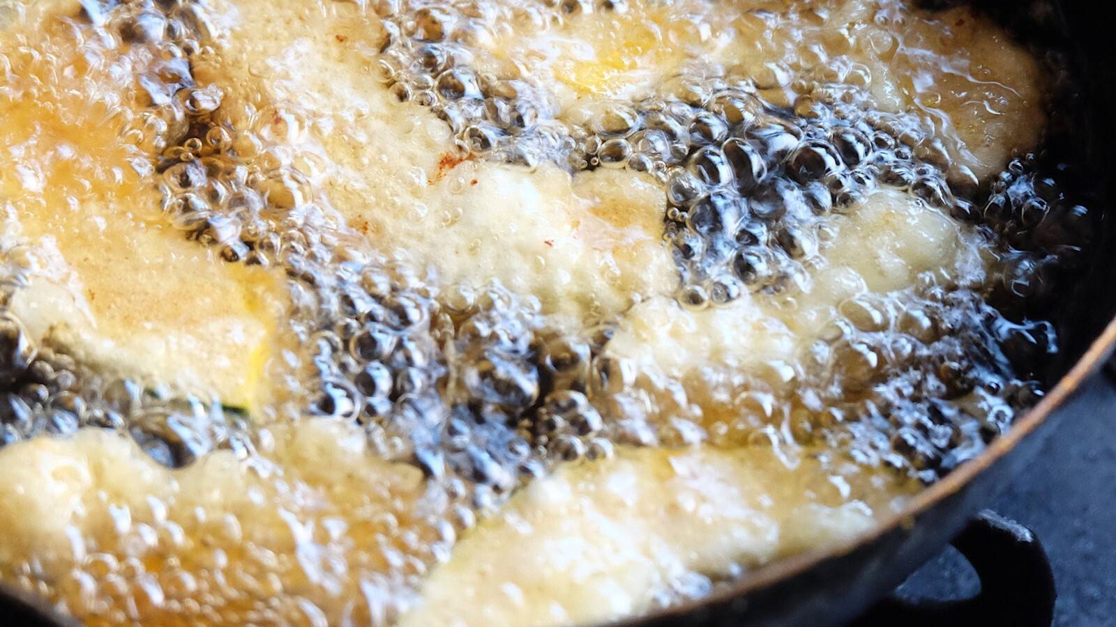 油で揚げられているかぼちゃ