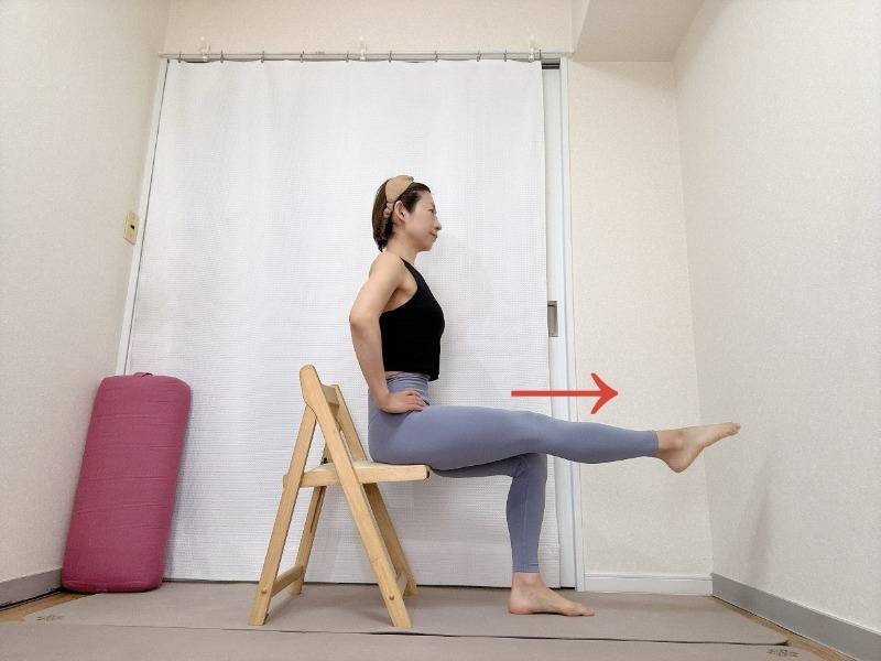 椅子に座り、左脚を床と並行に伸ばした体勢