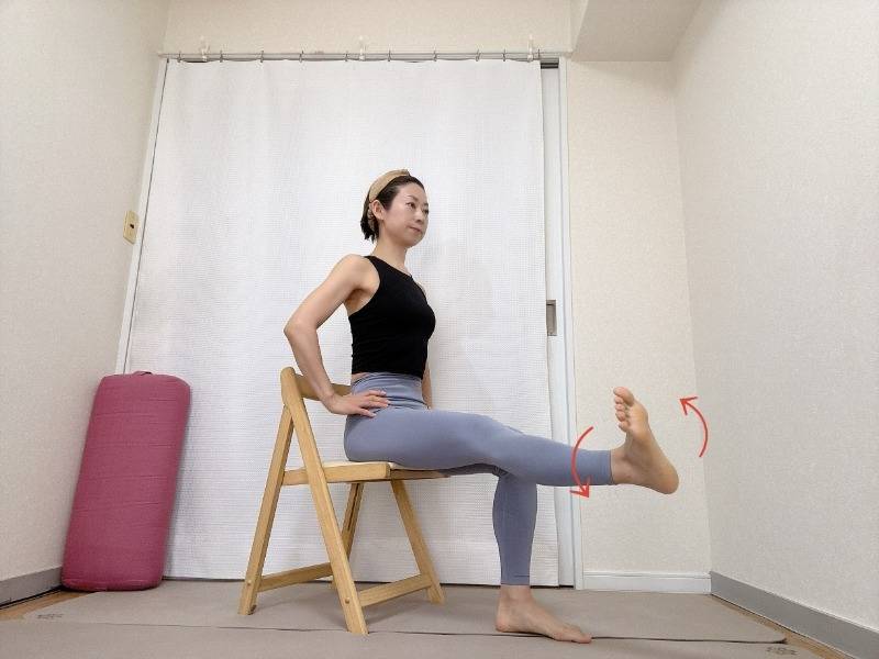 椅子に座り、左脚をゆかと並行に伸ばして足首を回すエクササイズ