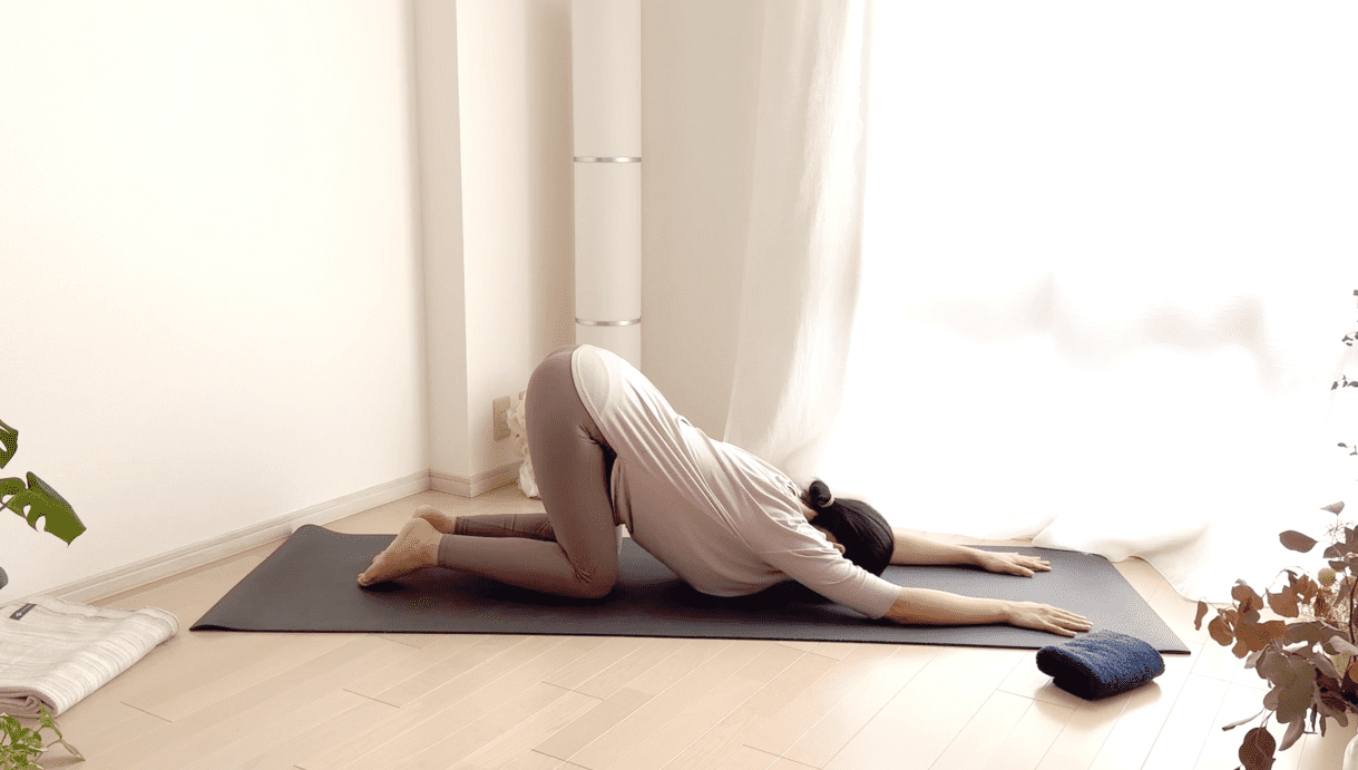 猫の伸びのポーズ