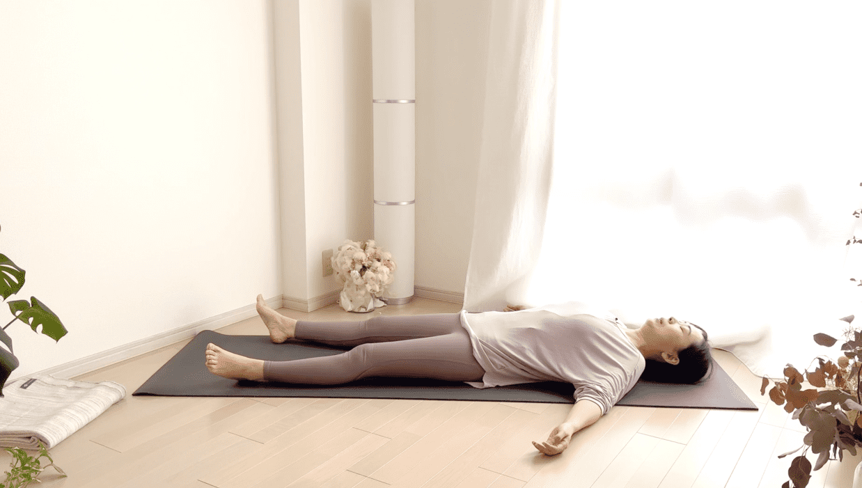 胸を開くポーズ