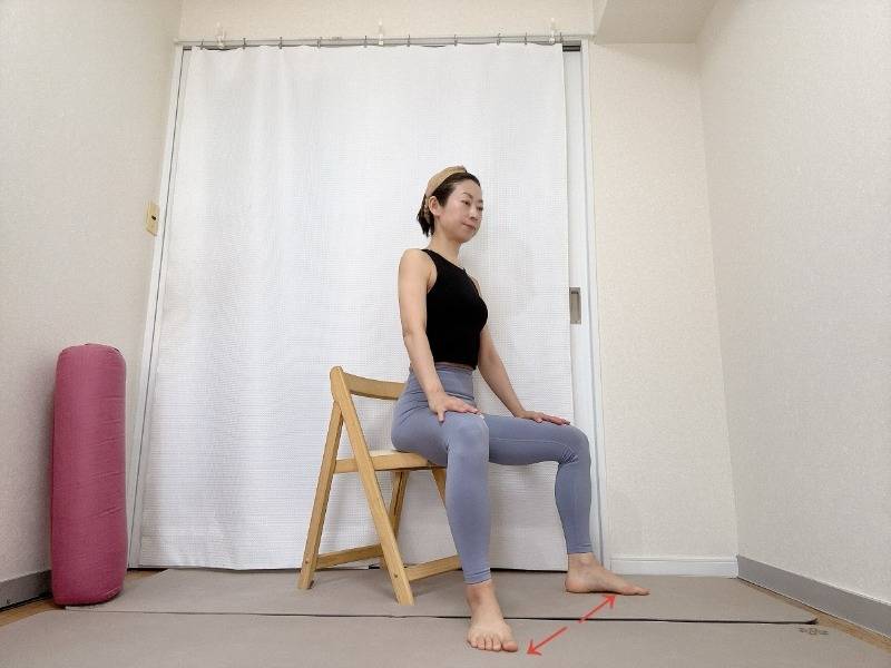 脚を肩幅より広めに開き、椅子に座った体勢