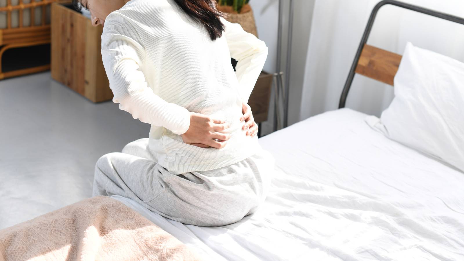 腰のこわばり、重だるさがスーッと抜ける！仰向けで深部まで伸びる“脚を組むツイストストレッチ”