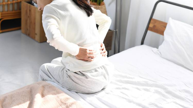 腰のこわばり、重だるさがスーッと抜ける！仰向けで深部まで伸びる“脚を組むツイストストレッチ”