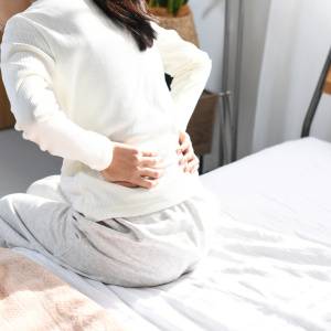 腰のこわばり、重だるさがスーッと抜ける！仰向けで深部まで伸びる“脚を組むツイストストレッチ”