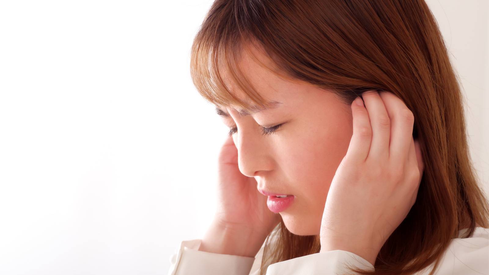  突然の耳鳴り・聞こえづらさは要注意？ストレスと加齢で聴覚トラブルが進む…医師が解説 