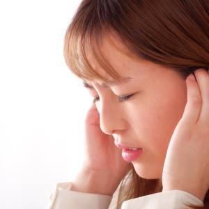 突然の耳鳴り・聞こえづらさは要注意？ストレスと加齢で聴覚トラブルが進む…医師が解説