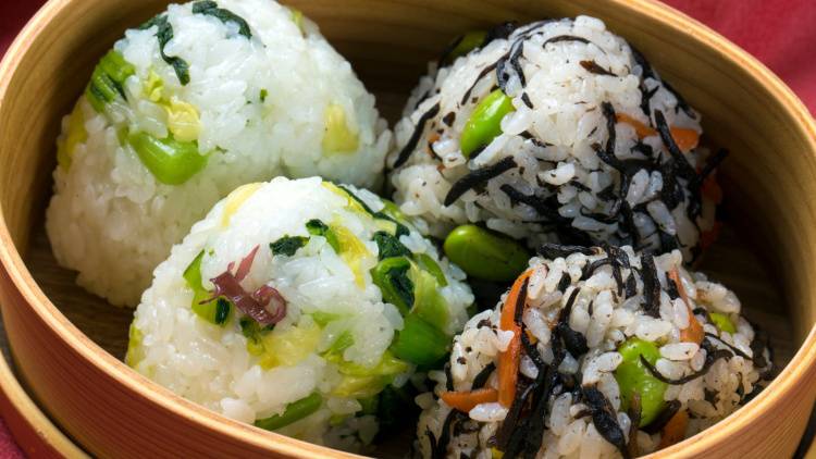 鉄不足を防ぐ!朝、おにぎりと組み合わせると良い食材とは?|管理栄養士が解説
