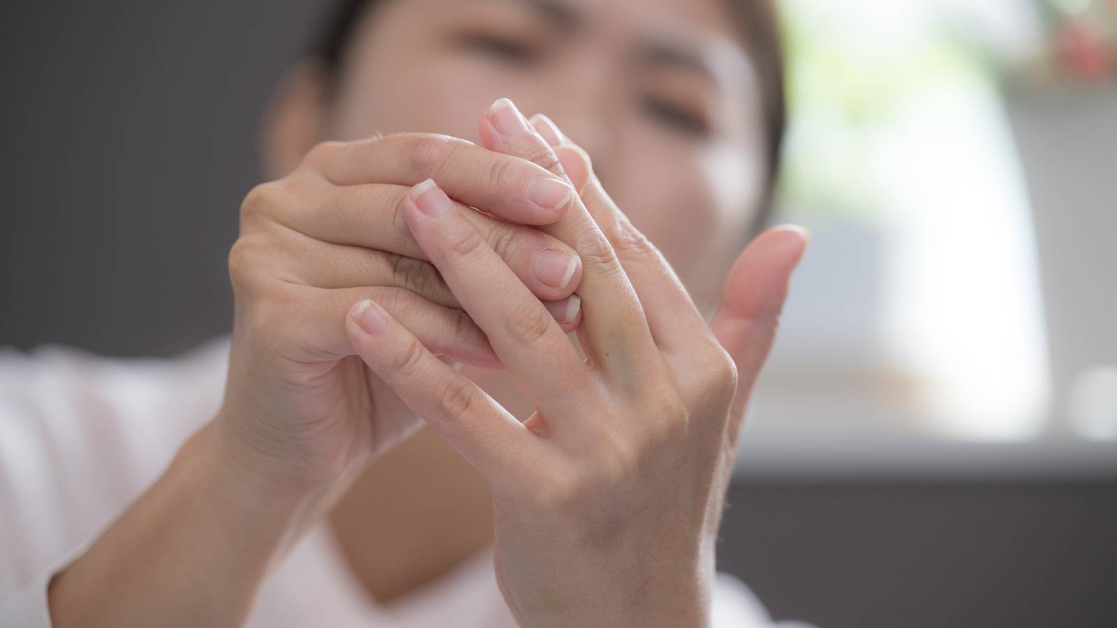 手がしびれる・力が入りにくい…40代女性に多い手根管症候群とは