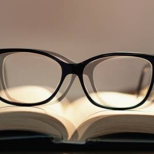 「最近、物がゆがんで見える…」放置厳禁！見逃されやすい加齢黄斑変性の初期サインとは？医師が解説