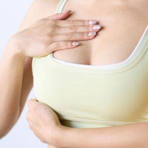 40代から胸元が貧相に見えやすいのは“大胸筋の弱さ”のせい？ふっくら胸元をつくるピラティスエクササイズ