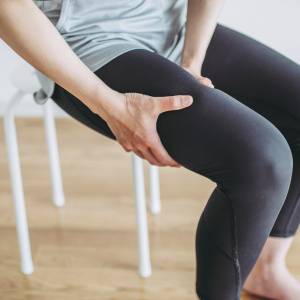 【フォームローラーで脚やせができなかった人に】太ももの張りを取る「寝たまま大腿筋膜張筋ほぐし」