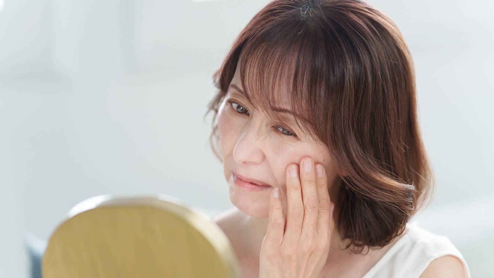 更年期世代の“疲れ顔”は頭のこりが原因かも。頭皮をゆるめてフェイスラインが引き上がる「うさぎのポーズ」