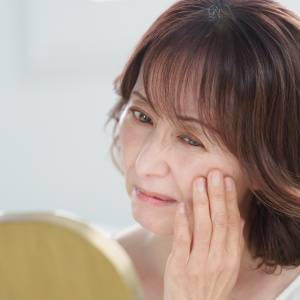 更年期世代の“疲れ顔”は頭のこりが原因かも。頭皮をゆるめてフェイスラインが引き上がる「うさぎのポーズ」