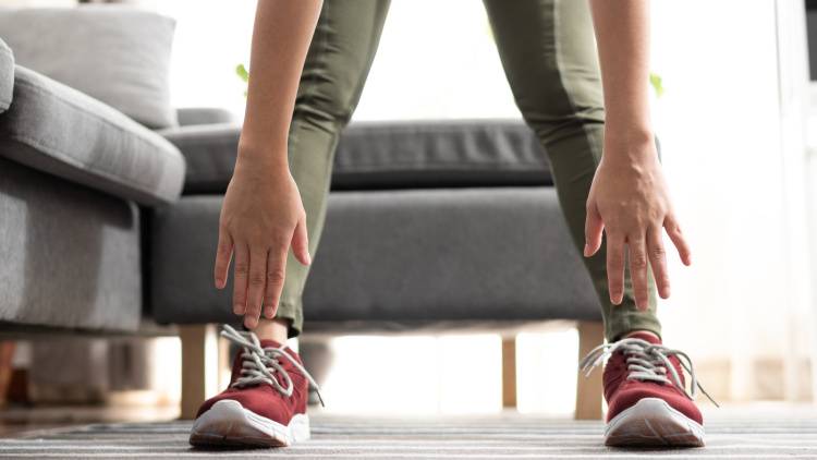 【前屈できないのは“もも裏がガチガチに硬い”から】前屈がしやすくなる「もも裏をラクに伸ばす前屈ストレッチ」