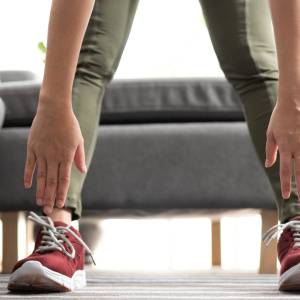 【前屈できないのは“もも裏がガチガチに硬い”から】前屈がしやすくなる「もも裏をラクに伸ばす前屈ストレッチ」