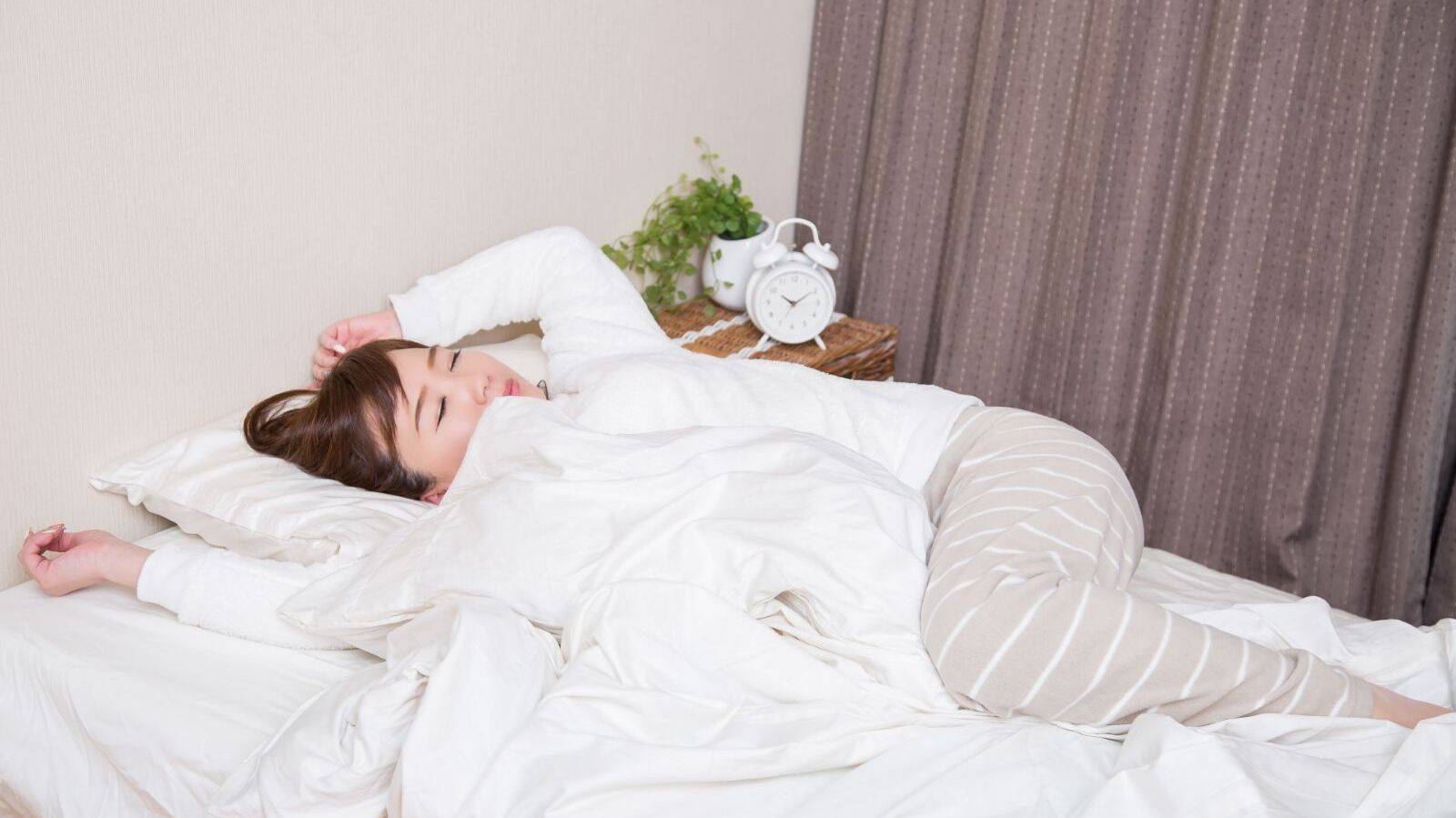 意外と自分では気づかない「反り腰」が寝相でわかる？！隠れ反り腰チェックと改善エクササイズ