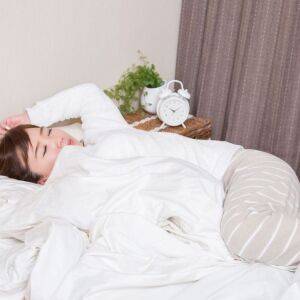 意外と自分では気づかない「反り腰」が寝相でわかる？！隠れ反り腰チェックと改善エクササイズ