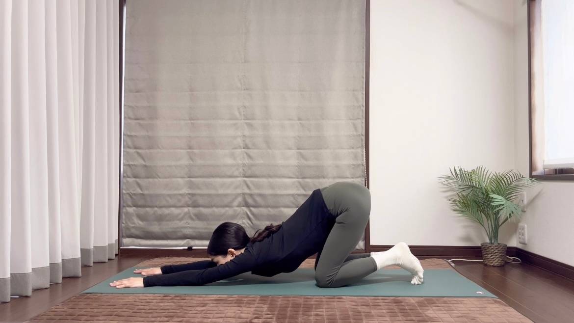 猫の伸びのポーズ