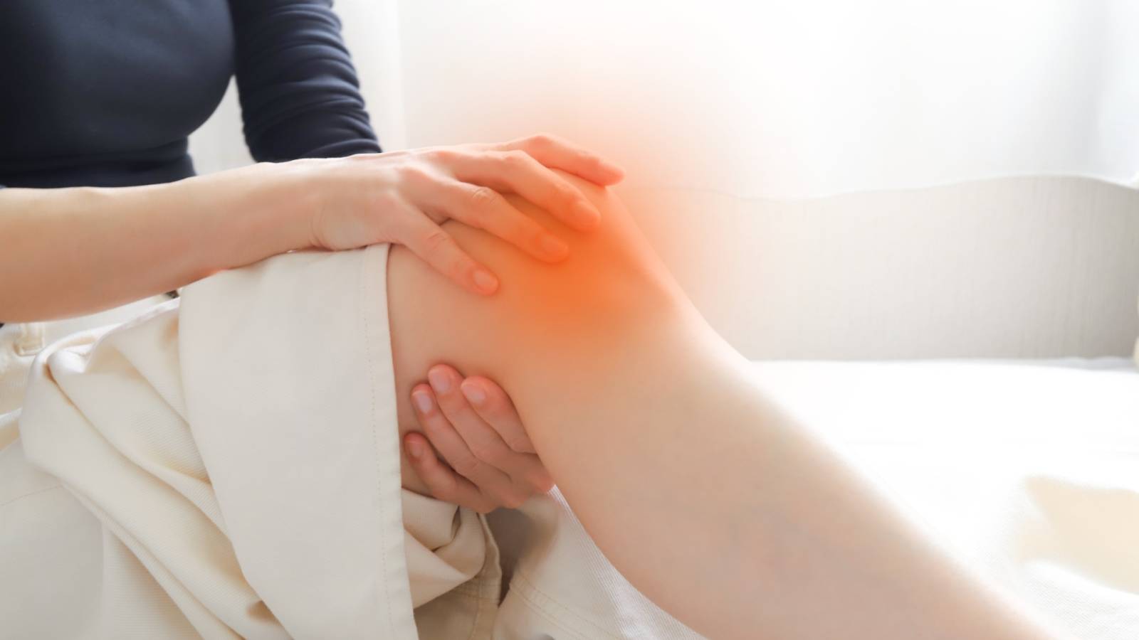 【50代必見】階段がつらい…膝の痛みの意外な原因とは？椅子を使った膝ケアエクササイズ2選