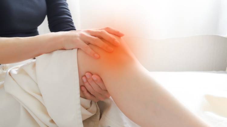 【50代必見】階段がつらい…膝の痛みの意外な原因とは?椅子を使った膝ケアエクササイズ2選