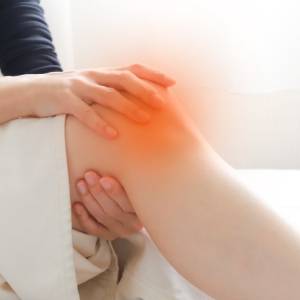 【50代必見】階段がつらい…膝の痛みの意外な原因とは？椅子を使った膝ケアエクササイズ2選