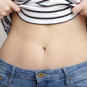 くびれができない、寸胴体型の人の特徴は“脇腹筋の硬さ”。胸からねじって腹斜筋をしっかり動かすタオルツイスト