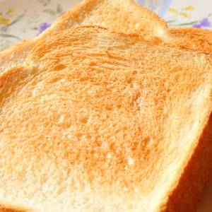 朝のむくみやだるさを防ぐ！朝、トーストと組み合わせると水分バランスが整いやすい食材とは？管理栄養士が解説