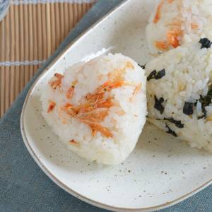 カルシウム不足を防ぐ！朝、おにぎりと組み合わせると良い食材とは？｜管理栄養士が解説