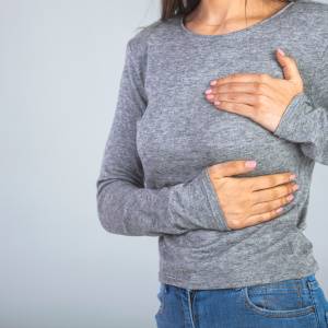 血縁に乳がんの人がいる場合どうすべき?乳がんの5%「遺伝性乳がん卵巣がん(HBOC)」の検査と向き合い方|専門医が解説