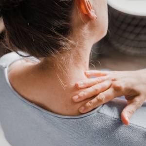 ガチガチ肩とぼんやり重い頭がスーッと軽くなる。40代の不調の根本に効く“胸ひらき”ストレッチ「魚のポーズ」